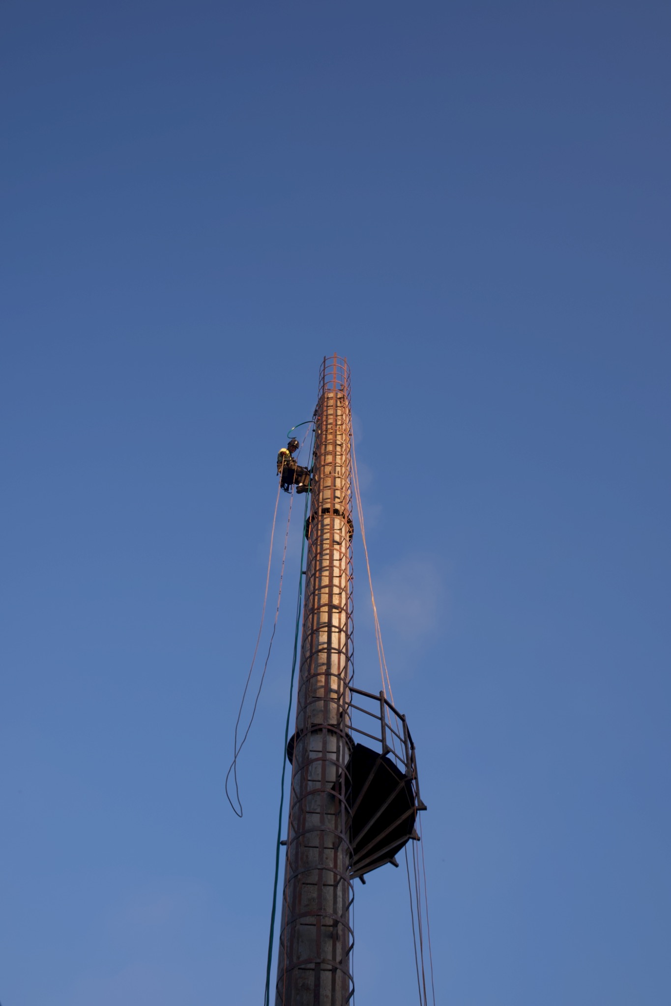 Roboty antykorozyjne na kominie.