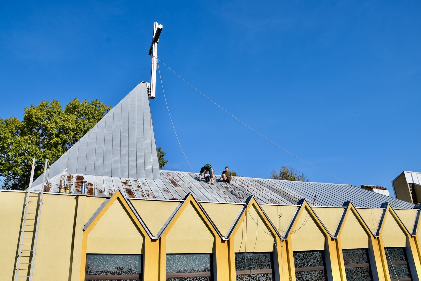 Roboty antykorozyjne na dachu.