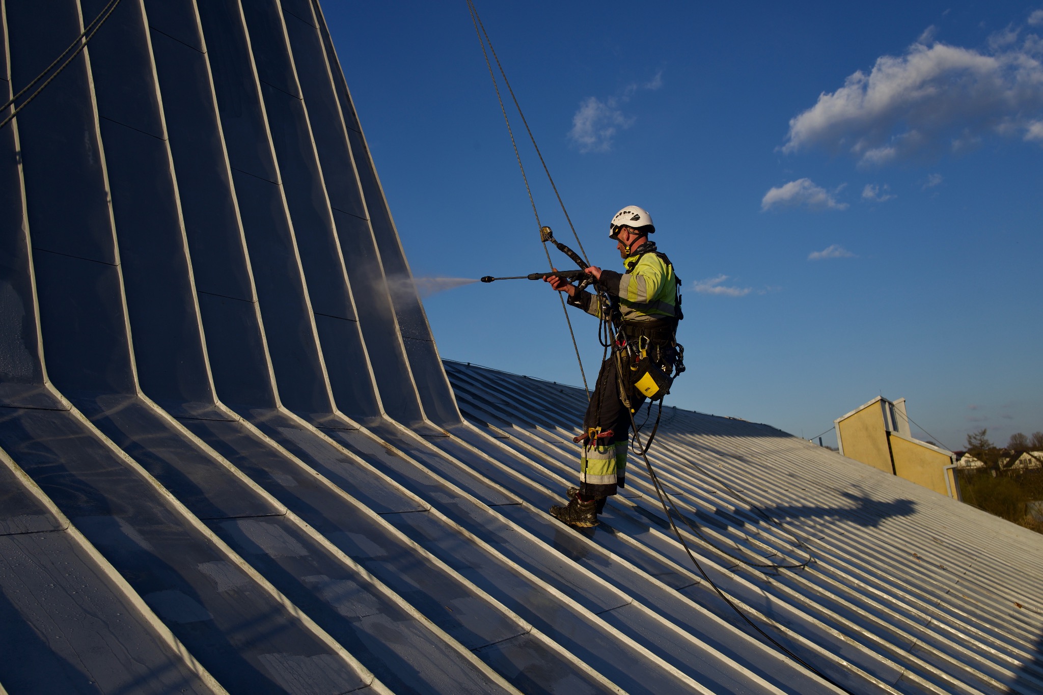 Mycie dachu przed malowaniem.