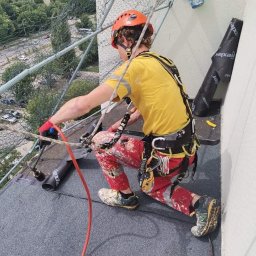 Sierra Prace Wysokościowe Szymon Pomorski - Wymiana pokrycia daszku nad balkonem na 11 piętrze