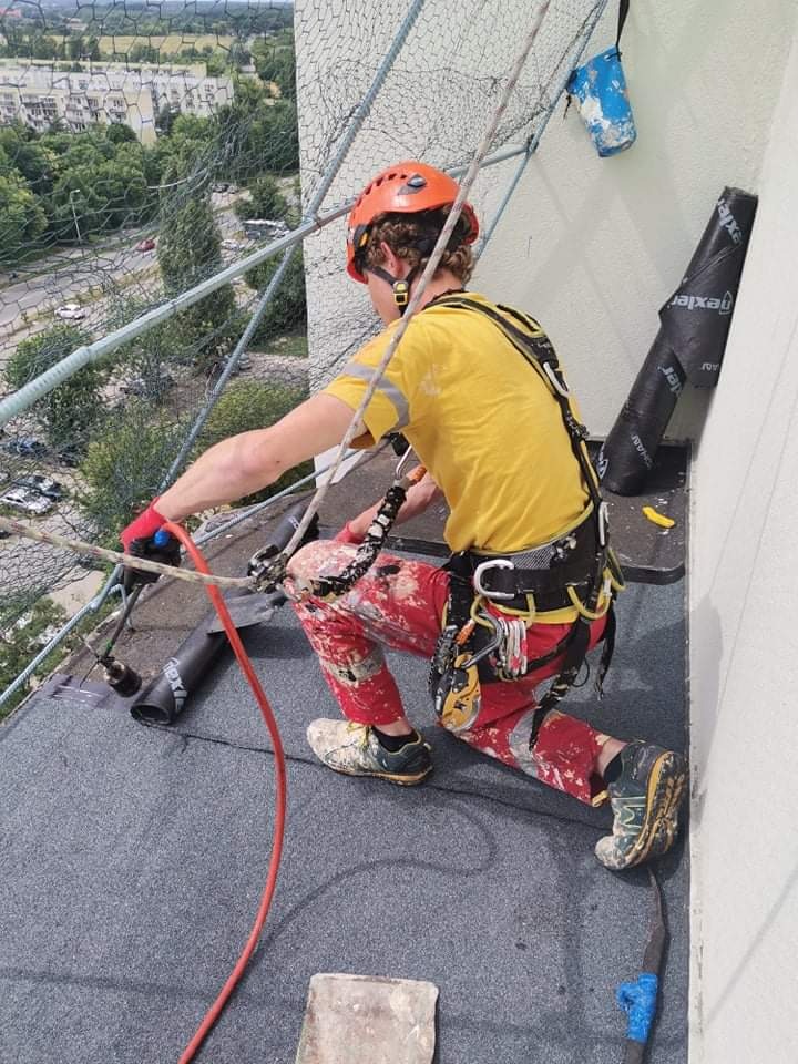 Wymiana pokrycia daszku nad balkonem na 11 piętrze