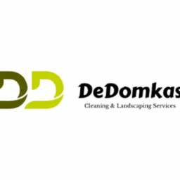 Logo firmy DeDomkas świadczącej usługi sprzątania i pielęgnacji terenów zielonych. Logo składa się z dwóch zazębiających się liter 'D', jedna w odcieniu ciemnej zieleni, druga w jasnozielonym, obok...