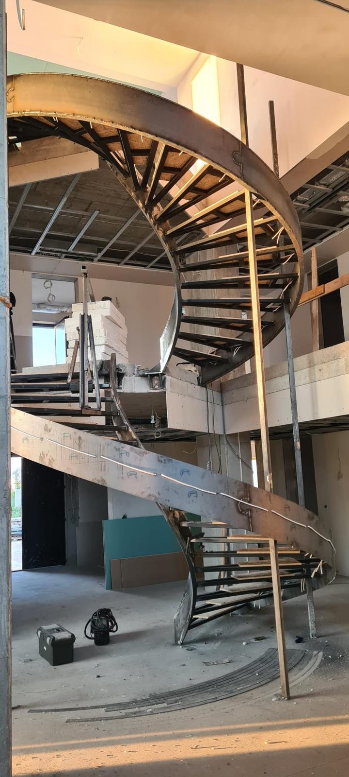 Schody wstęgowe - zdjęcie w trakcie realizacji projektu