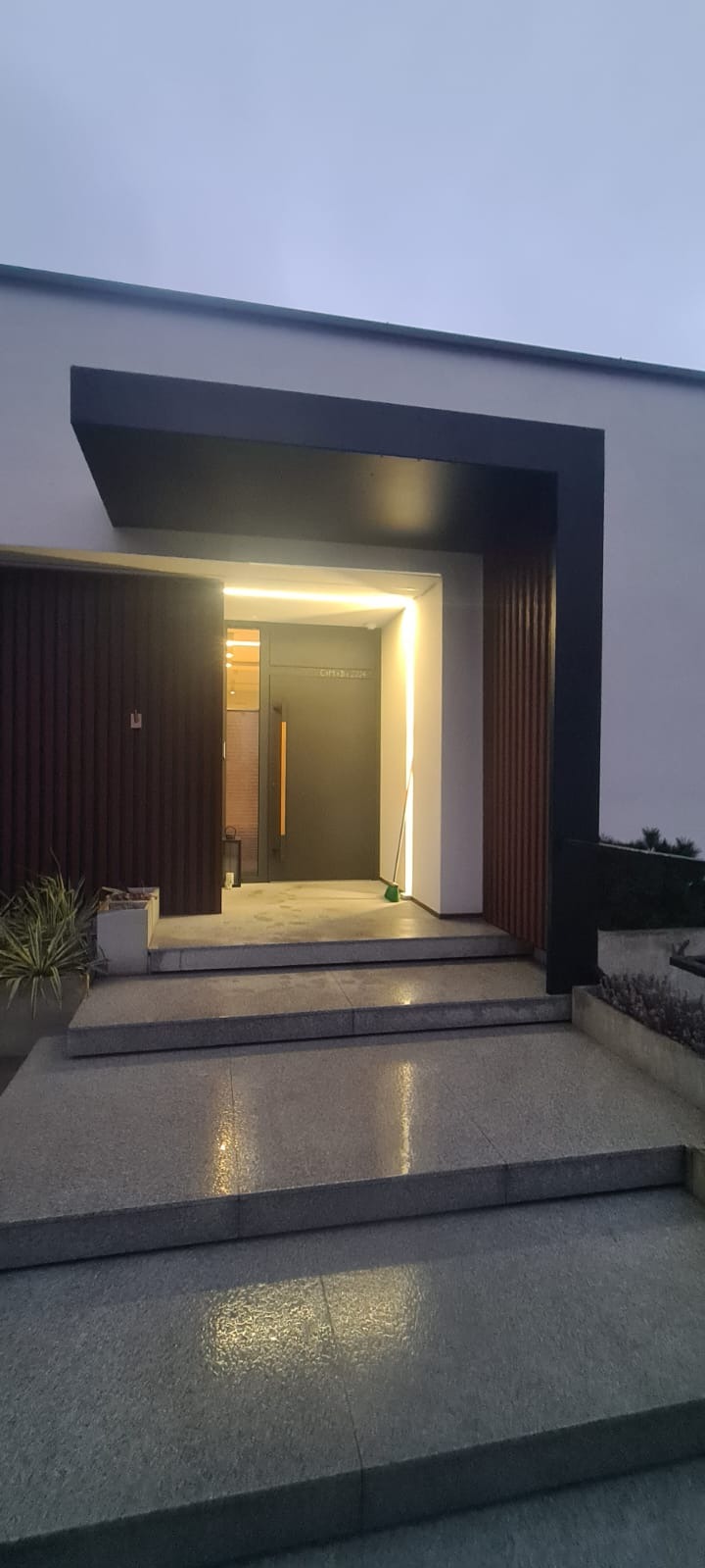 Zadaszenie nad wejściem