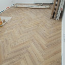 Jakub Łukasik REMONT NA MIARĘ - Panele winylowe w jodełkę