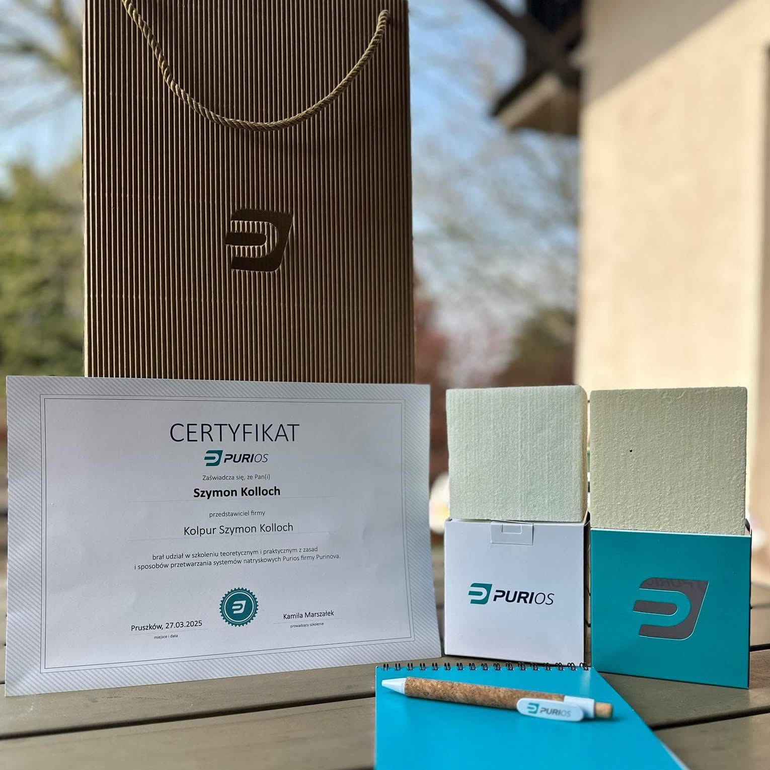 Certyfikat szkolenia Purios z Pruszkowa dla firmy z Karchowic, próbki pianki, notes i torba firmowa. Szkolenie z systemów natryskowych Purios.