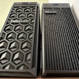 Dwa serwery Dell EMC PowerEdge T140 i T150 stojące obok siebie, z różnymi wzorami perforacji na przednich panelach: jeden z geometrycznym wzorem plastra miodu, drugi z pionowymi żebrami.