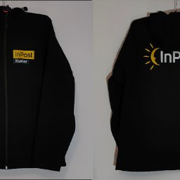 Czarna kurtka z nadrukiem InPost dla kuriera