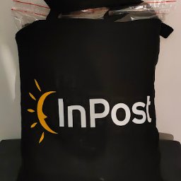 Czarna torba reklamowa z nadrukiem InPost dla kuriera