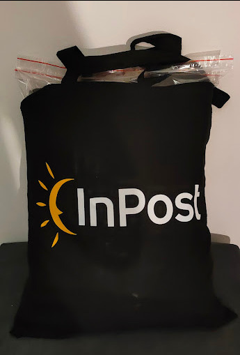 Czarna torba reklamowa z nadrukiem InPost dla kuriera