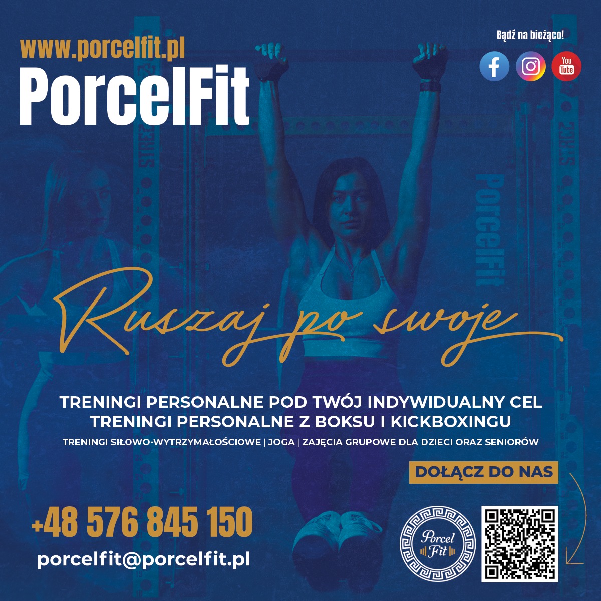 Kobieta podciągająca się na drążku, widoczna na tle grafiki reklamowej z ofertą treningów personalnych, boksu, kickboxingu, jogi i zajęć grupowych dla dzieci i seniorów.