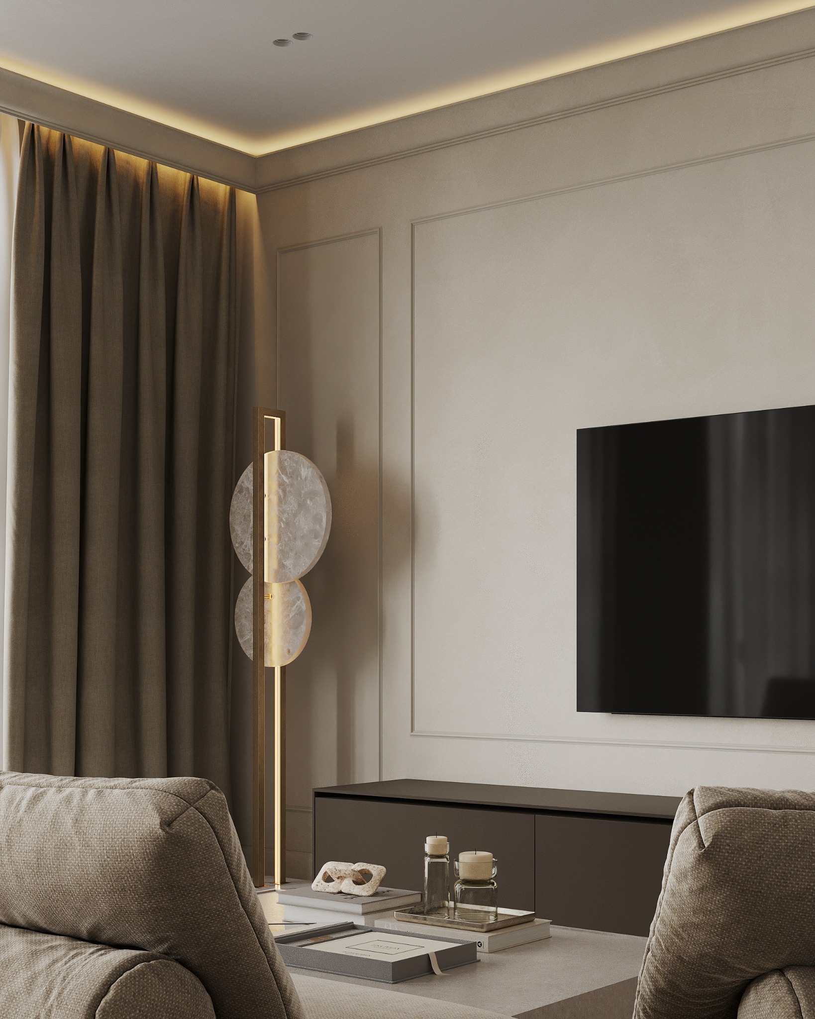 Minimalistyczny salon z telewizorem, lampą podłogową z okrągłymi elementami i dekoracjami na stoliku kawowym, w odcieniach beżu i brązu.