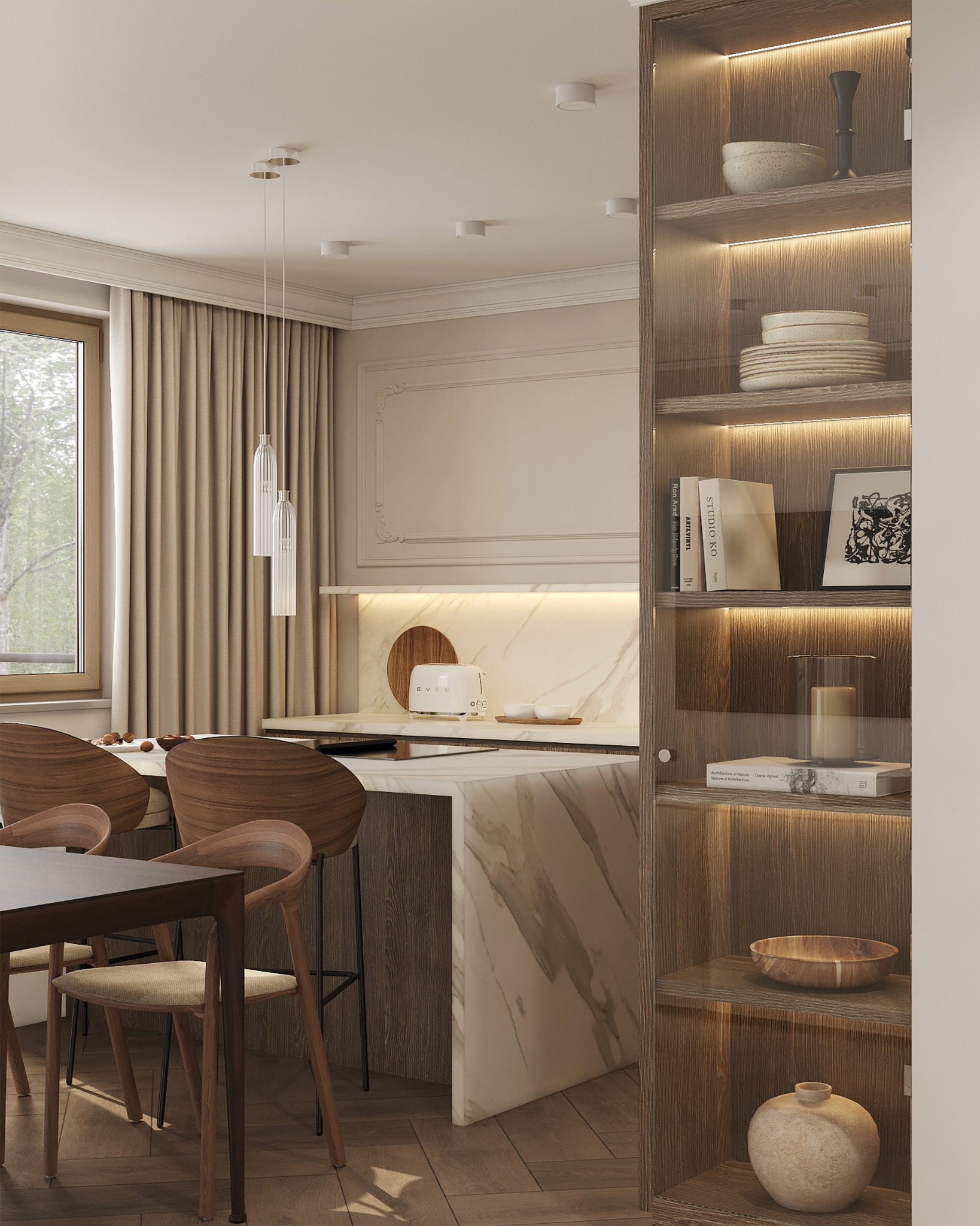 Wnętrze kuchni z wyspą wykończoną marmurem, drewniane krzesła barowe, wiszące lampy nad wyspą, regał z podświetlanymi półkami eksponujący dekoracje i książki, oraz okno z beżowymi zasłonami.
