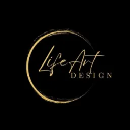Logo z napisem 'Life Art DESIGN' wewnątrz złotego okręgu z efektem pędzla na czarnym tle.
