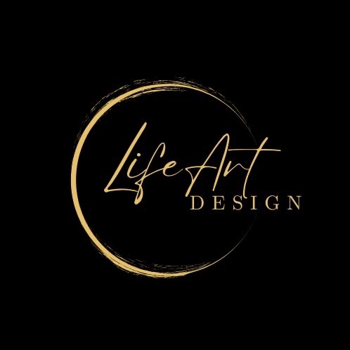 Logo z napisem 'Life Art DESIGN' wewnątrz złotego okręgu z efektem pędzla na czarnym tle.