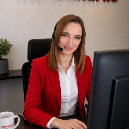 NAPRAWA.PRO – Mobilny Serwis AGD - RENK Sp.z o.o. - Pracownica serwisu Naprawa.pro w czerwonej marynarce, z zestawem słuchawkowym, siedzi przy biurku z komputerem. W tle logo firmy i roślina doniczkowa.