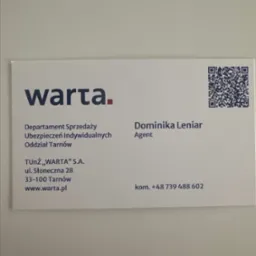 Wizytówka agentki ubezpieczeniowej Dominiki Leniar z firmy Warta, zawierająca dane kontaktowe i kod QR.