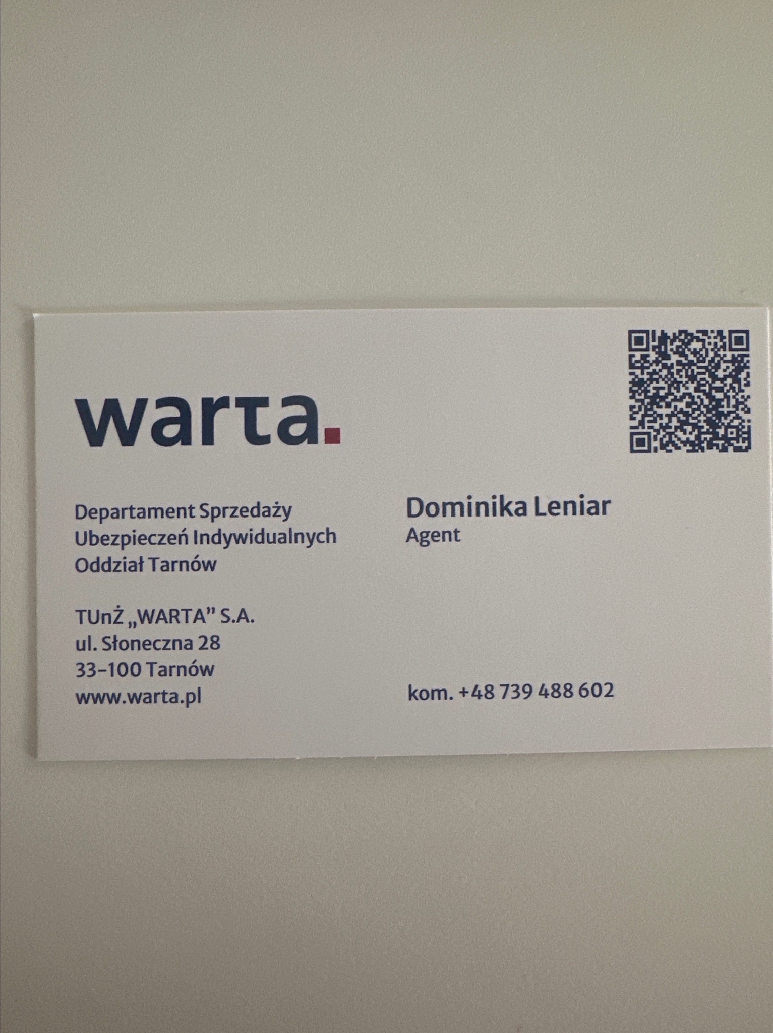 Wizytówka agentki ubezpieczeniowej Dominiki Leniar z firmy Warta, zawierająca dane kontaktowe i kod QR.