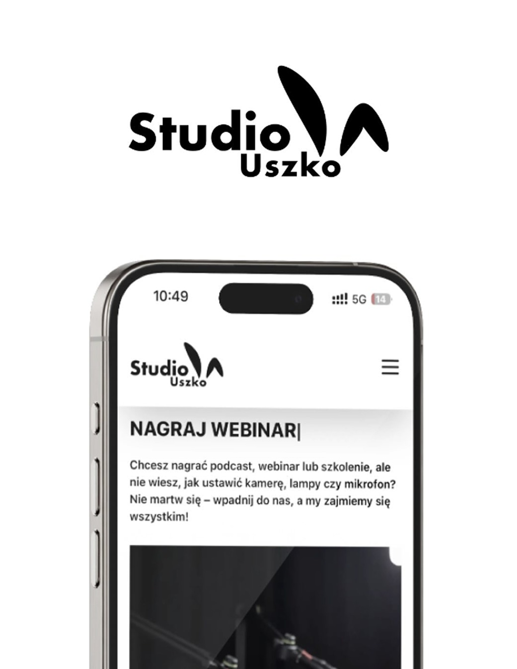 Ekran smartfona z responsywną stroną 'Studio Uszko' w technologii React, Vite, TypeScript i Tailwind CSS, oferującą nagrania webinarów i podcastów. Logo widoczne na górze.