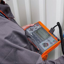 Posługujemy się profesjonalnym miernikiem marki Sonel MPI-525 z ważnym certyfikatem wzorcowania.