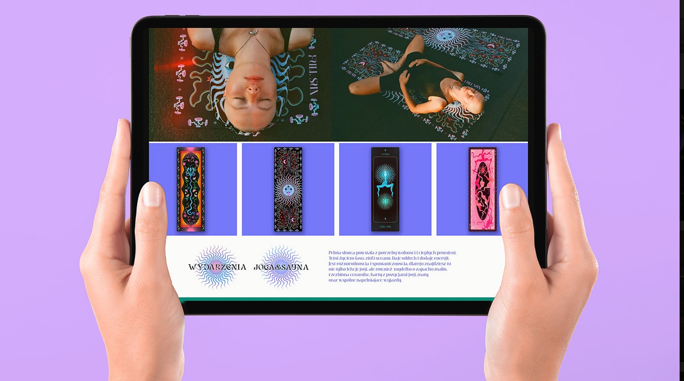 Prezentacja grafiki mat do jogi na ekranie tabletu trzymanego w dłoniach, z widocznymi różnymi wzorami i motywami, w tym słońca i abstrakcyjnych kształtów.