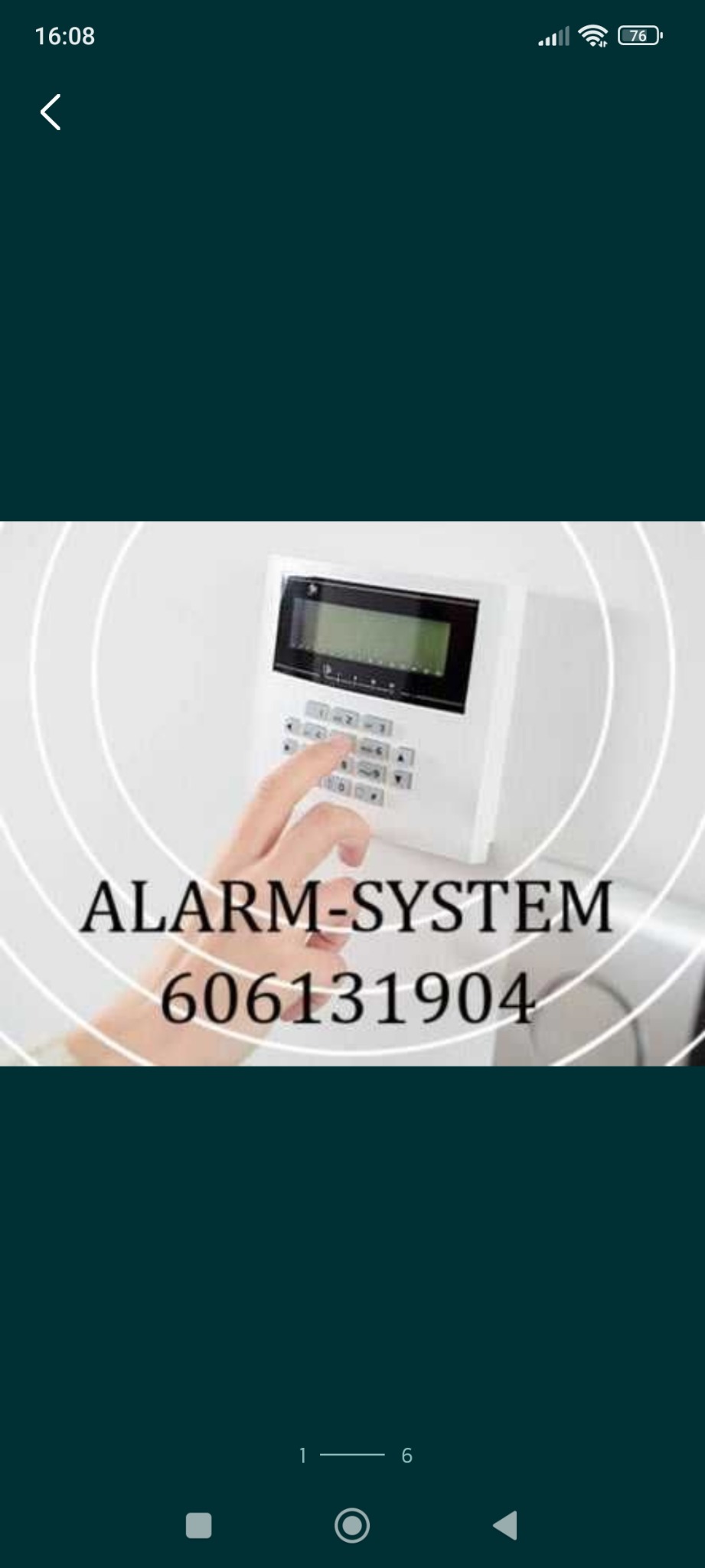 Wprowadzanie kodu do panelu alarmowego z wyświetlaczem LCD, widoczny palec wskazujący na klawiaturze. Na zdjęciu widoczny numer telefonu do serwisu alarmowego.