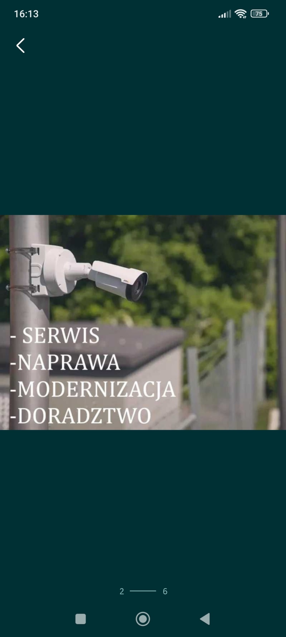 Kamera przemysłowa zamontowana na słupie, widoczne napisy: Serwis, Naprawa, Modernizacja, Doradztwo.