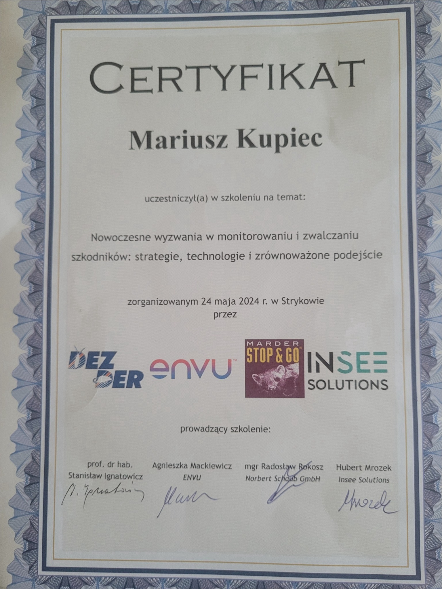 Certyfikat ukończenia szkolenia dotyczącego nowoczesnych metod monitorowania i zwalczania szkodników, wydany Mariuszowi Kupiec, z logotypami firm DEZ-ER, ENVU, MARDER STOP&GO oraz INSEE SOLUTIONS.