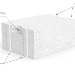 MARCIN NOWAKOWSKI MORA - Szary blok z betonu komórkowego z uchwytem montażowym i systemem pióro-wpust, leżący na białym tle.