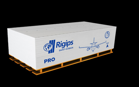 Paczka białych płyt gipsowo-kartonowych Rigips Pro Typ A na drewnianej palecie, widoczne logo i rysunek samolotu.