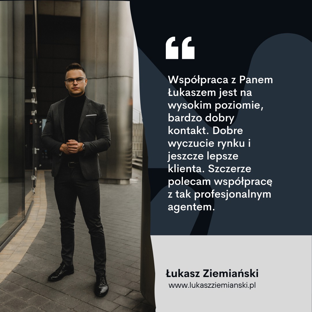 Profesjonalny agent nieruchomości Łukasz Ziemiański w garniturze na tle nowoczesnego budynku, obok opinia klienta o wysokiej jakości współpracy i dobrym wyczuciu rynku.