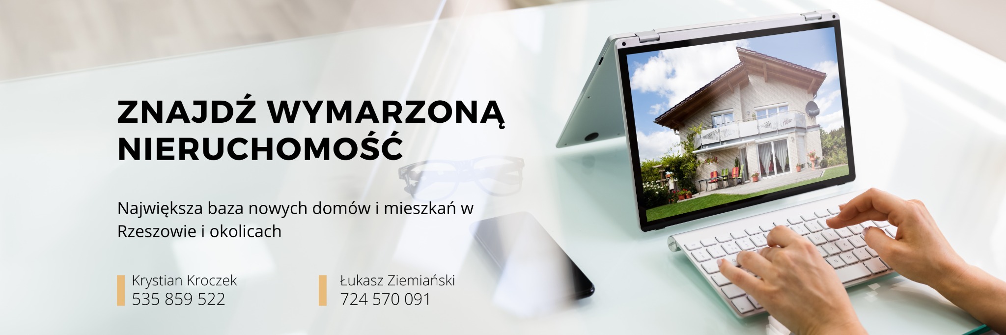 Laptop prezentujący dom z ogrodem, dłonie na klawiaturze, okulary i smartfon na błyszczącym biurku, napis 'Znajdź wymarzoną nieruchomość'.