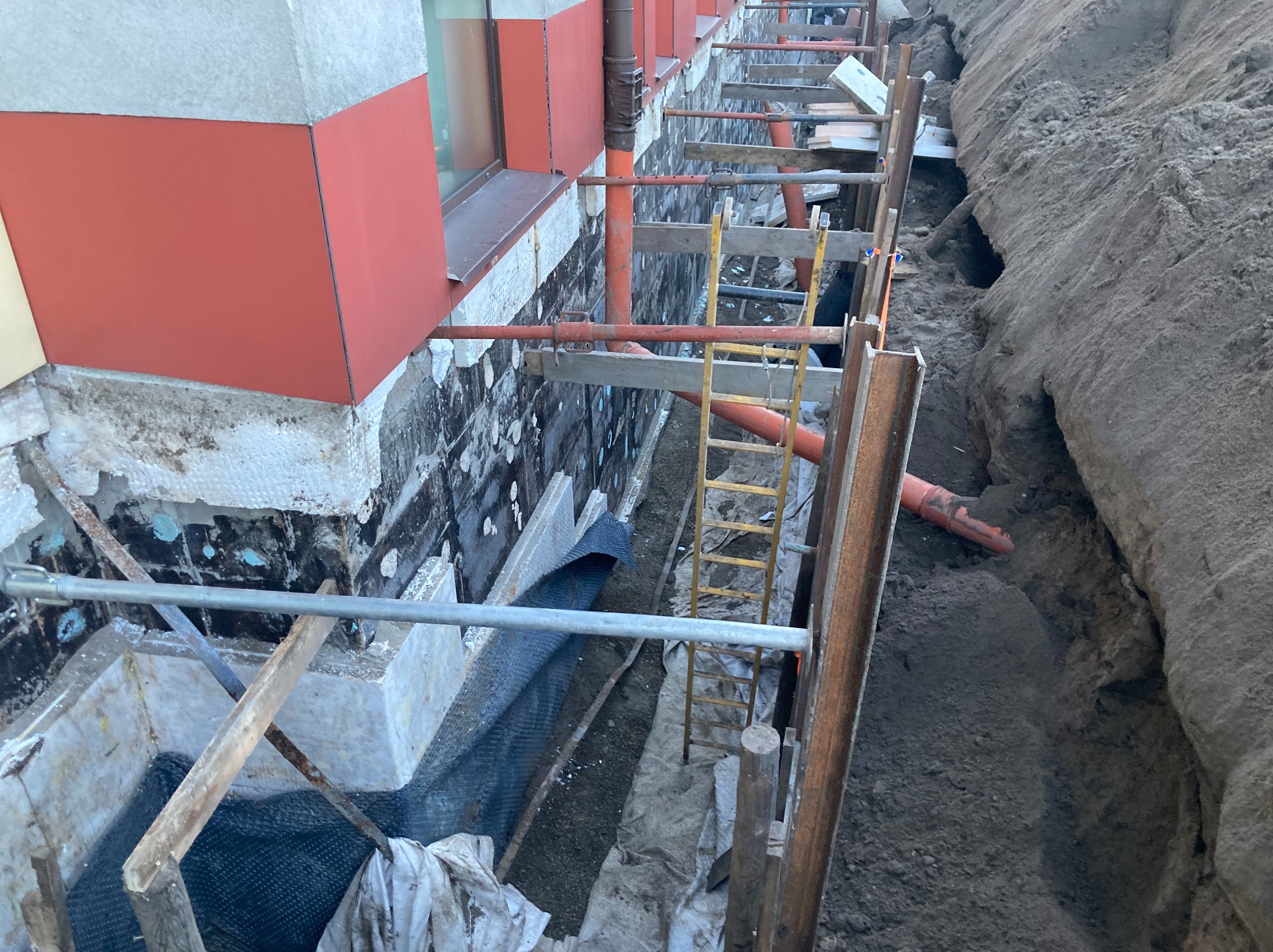 Odkopywanie fundamentow, izolacja przeciwwilgociowa, ocieplenie