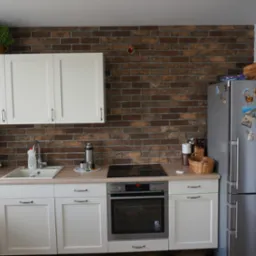 Gotowa kuchnia ze ścianą z płytki ceglanej