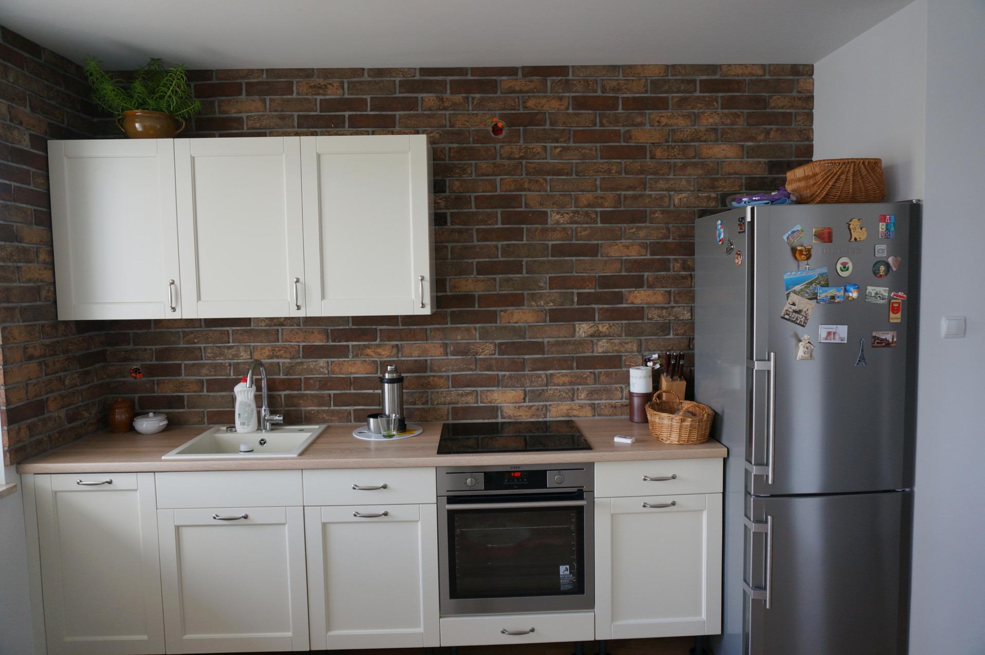 Gotowa kuchnia ze ścianą z płytki ceglanej