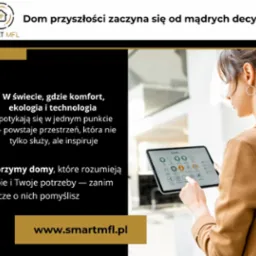 Kobieta w brązowej marynarce obsługuje tablet z interfejsem inteligentnego domu, na ekranie ikony sterowania różnymi funkcjami.
