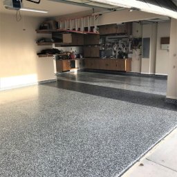 LAKU SPÓŁKA Z OGRANICZONĄ ODPOWIEDZIALNOŚCIĄ - Wykończenie posadzki w garażu żywicą z płatkami