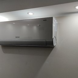 FRIGOPARTNER Bogdan Kobyliński - Biała jednostka klimatyzacji Rotenso zamontowana na ścianie w jasnym pomieszczeniu z oświetleniem sufitowym.