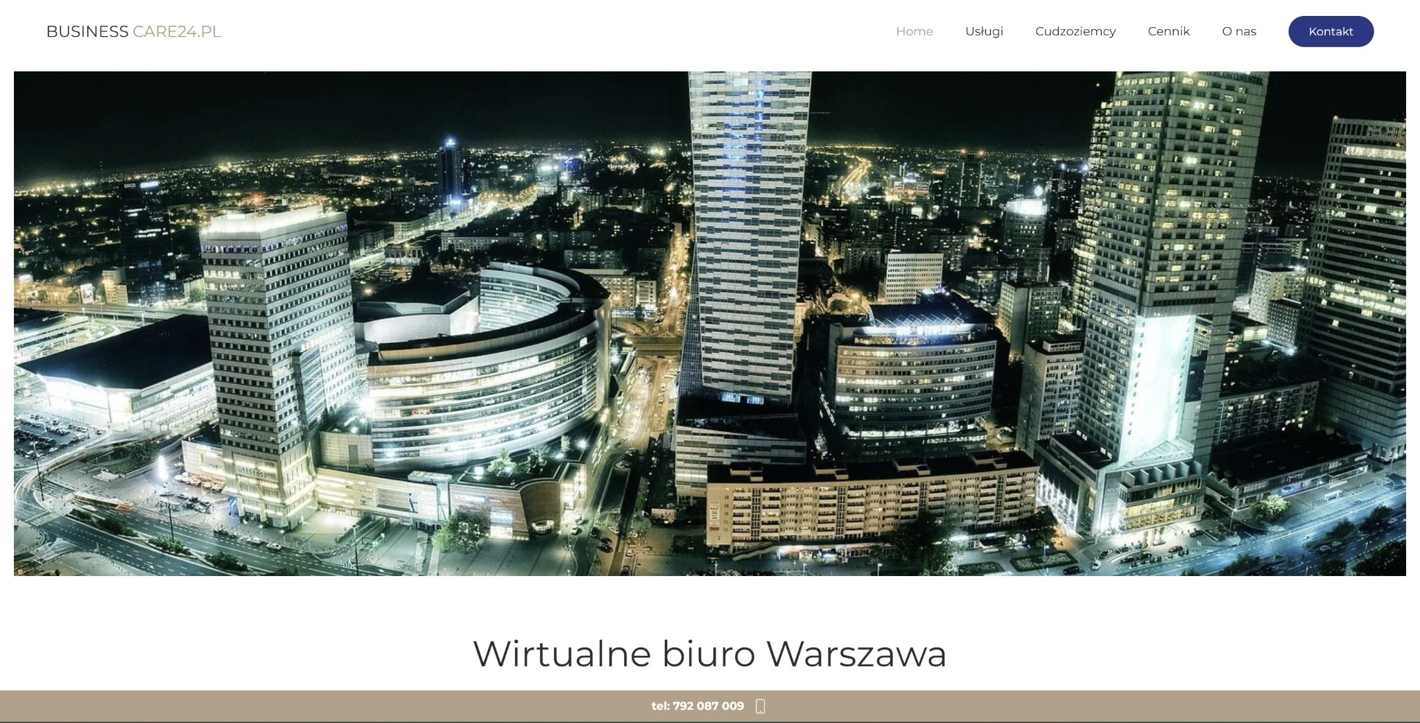 Nocna panorama Warszawy z nowoczesnymi wieżowcami, widok z lotu ptaka, oświetlone ulice i budynki, strona internetowa businesscare24.pl w tle.
