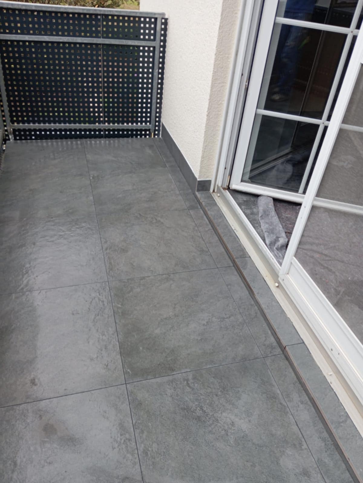 Wykonanie płytek oraz barierki na balkonie.