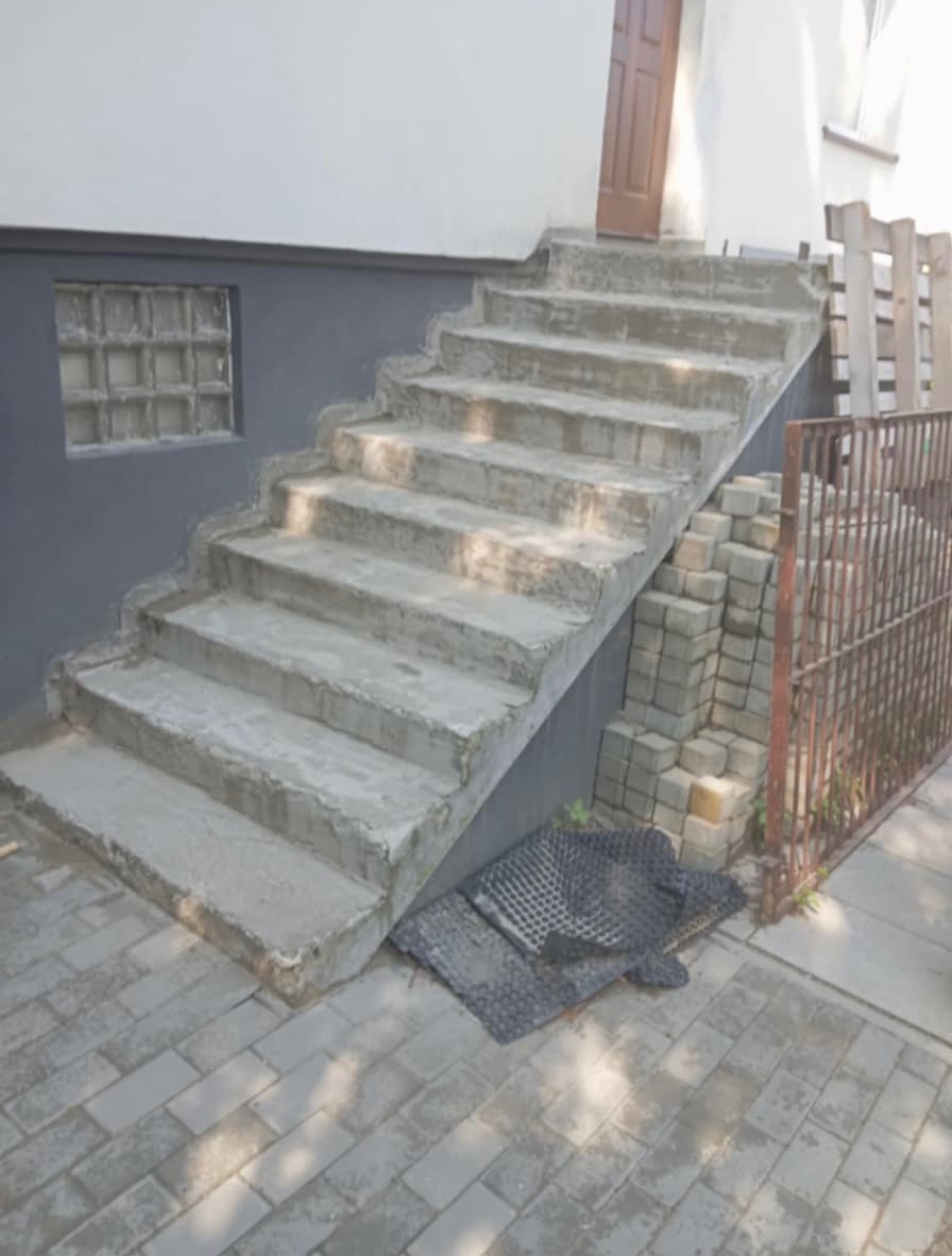 Remont schodów - zdjęcie przed.