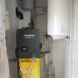 Montaż kotla na pellet pereko 8kw  wraz z zasobnikiem cwu  100 l w małej kotlowni , zaledwie 1.5m2  . Udało sie zmieścić wszystko I zagospodarować  trochę miejsca na składowanie worków  z pelletem 