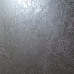 Tekstura ściany w odcieniach szarości z efektem dekoracyjnego tynku, delikatnie odbijająca światło.