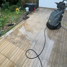 Hydro cleaning - szymonwyczysci - Czyszczenie tarasu z płytek ceramicznych przy użyciu myjki ciśnieniowej Karcher, widoczne mokre i czyste fragmenty oraz zabrudzenia przed czyszczeniem.