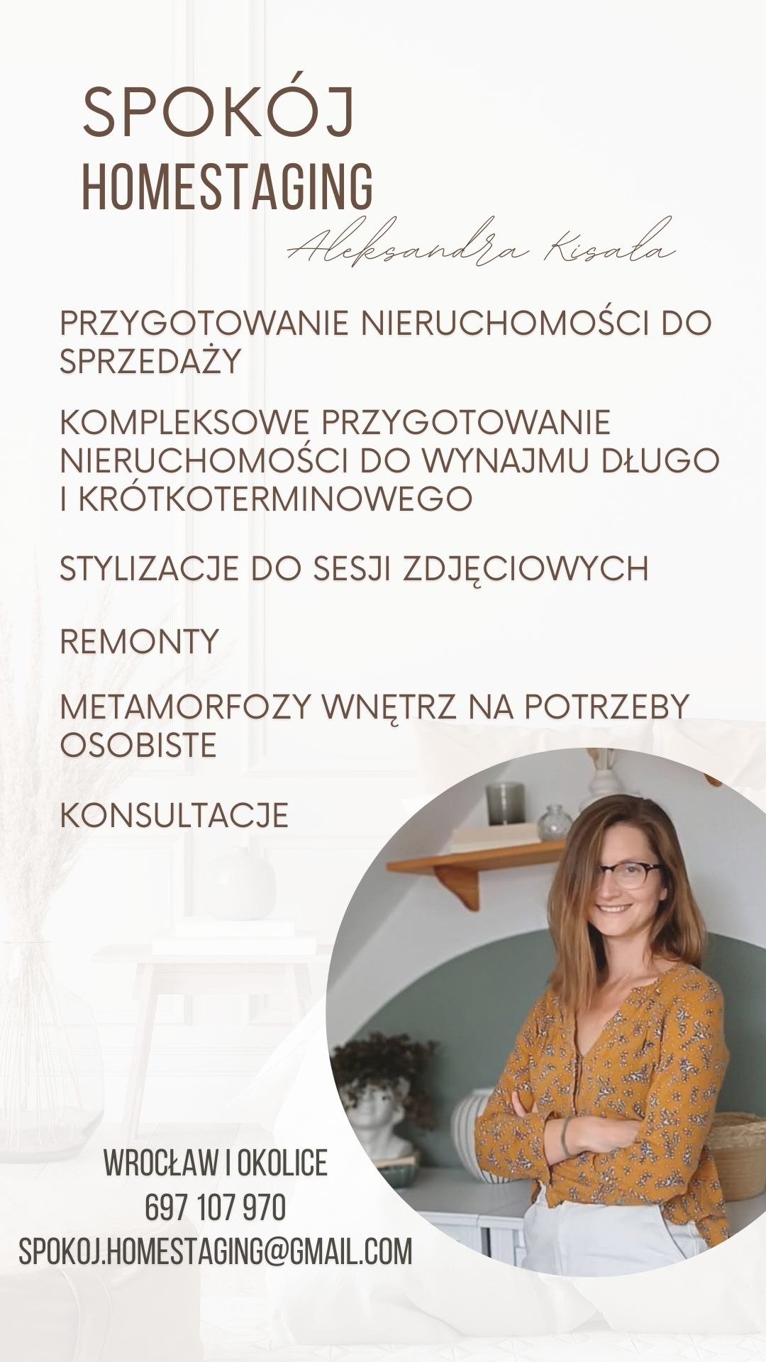 Uśmiechnięta kobieta, Aleksandra Kisala, na tle aranżacji wnętrza w stylu home staging, prezentująca ofertę firmy z Wrocławia obejmującą przygotowanie nieruchomości do sprzedaży i wynajmu.
