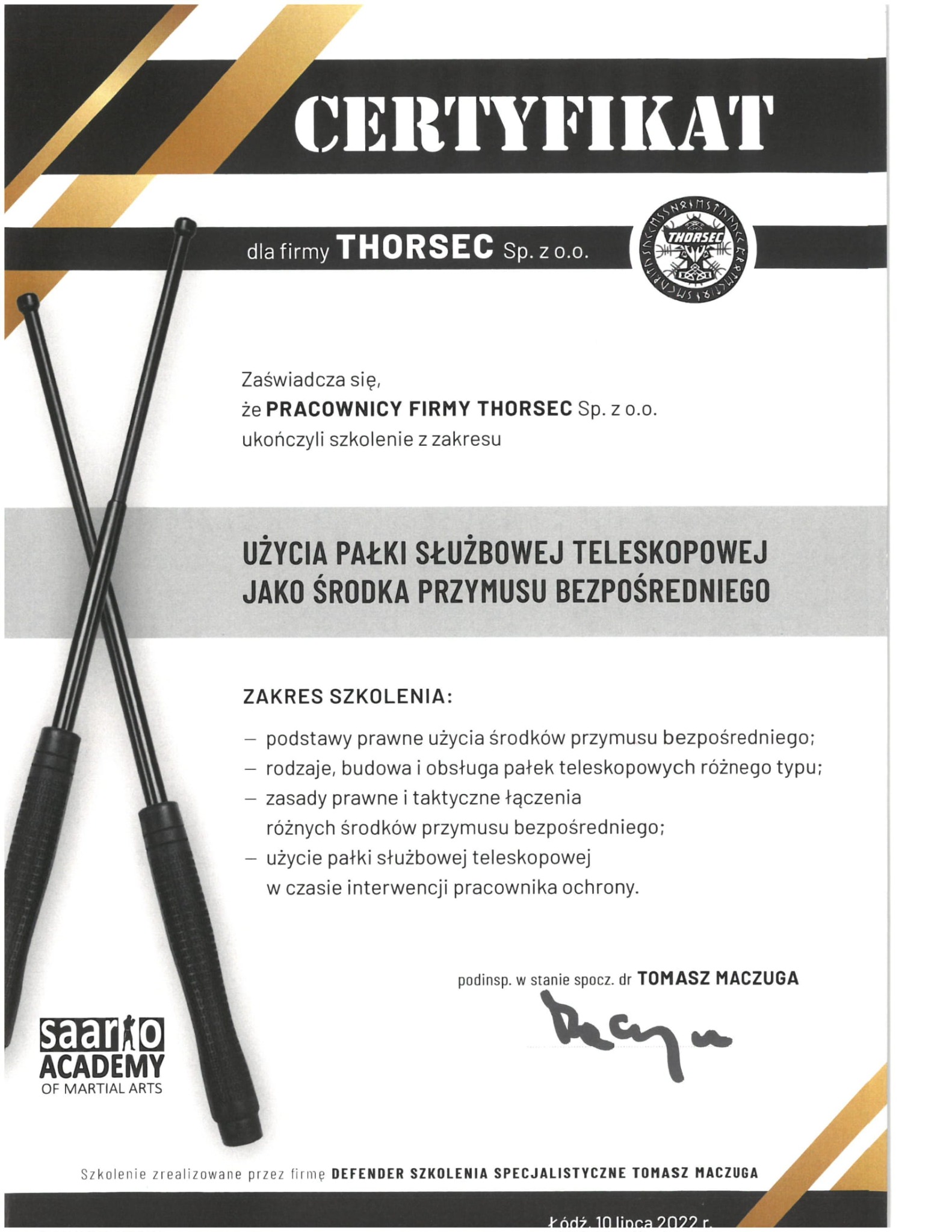 Certyfikat ukończenia szkolenia z zakresu użycia pałki służbowej teleskopowej jako środka przymusu bezpośredniego dla firmy Thorsec Sp. z o.o., z dwoma skrzyżowanymi pałkami teleskopowymi w tle.