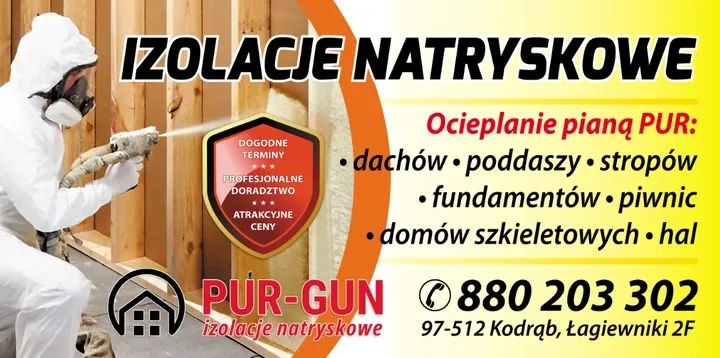 Reklama izolacji natryskowych: pracownik w kombinezonie ochronnym natryskuje pianę izolacyjną na drewnianą konstrukcję ściany, widoczne logo firmy, numer telefonu i hasła reklamowe.