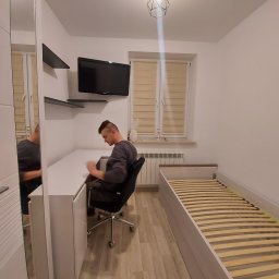 składanie mebli w remontowanym pokoju