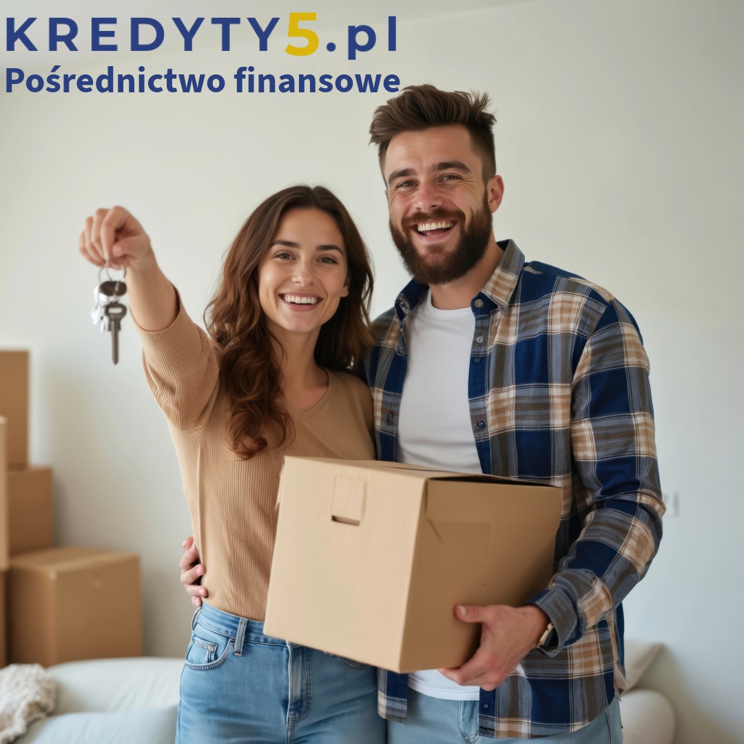 Uśmiechnięta para trzyma klucze do nowego mieszkania i karton, logo kredyty5.pl w tle. Szczęśliwi klienci po uzyskaniu finansowania.