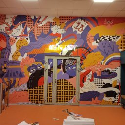 ExpressRemont - Kolorowa grafika w stylu pop-art na ścianie wewnątrz budynku, z elementami abstrakcyjnymi, postaciami i kalendarzem z liczbą 13, nad przeszklonymi drzwiami z neonowym napisem, widoczne narzędzia...